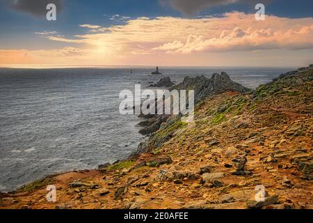 Pointe du raz est la pointe la plus à l'ouest de la France. C'est un promontoire surplombant la mer d'Iroise sur la côte atlantique de la Bretagne. Banque D'Images