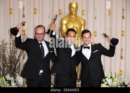 (De gauche à droite) Richard Middlemas, TJ Martin et Dan Lindsay posent avec le prix du meilleur documentaire dans la salle de presse lors des 84e Annual Academy Awards qui se tiennent au Kodak Theatre de Los Angeles, CA, Etats-Unis, le 26 février 2012. Photo de Lionel Hahn/ABACAPRESS.COM Banque D'Images