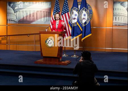 Washington, États-Unis. 30 décembre 2020. La conférencière de la Chambre Nancy Pelosi (D-CA), portant un masque facial, parle à sa conférence de presse hebdomadaire. Crédit : SOPA Images Limited/Alamy Live News Banque D'Images