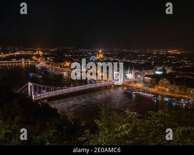 vue de nuit sur le pont elisabeth depuis citadella à budapest, hongrie Banque D'Images