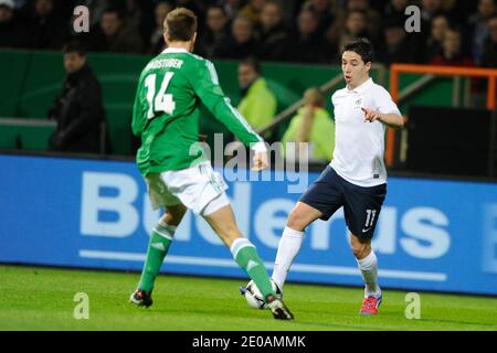 Le Holger Badstube en Allemagne lutte pour le ballon avec Samir Nasri en France lors du match international de football amical, l'Allemagne contre la France au stade Weser de Brême, Allemagne, le 29 février 2012. La France a gagné 2-1. Photo de Henri Szwarc/ABACAPRESS.COM Banque D'Images