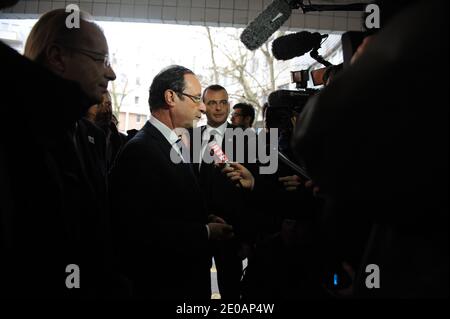 Le candidat du Parti socialiste (PS) de l'opposition française à l'élection présidentielle de 2012 François Hollande se rend à Coopaname, une coopérative d'activités et d'emplois à Paris, en France, le 2 mars 2012. Photo de Mousse/ABACAPRESS.COM Banque D'Images