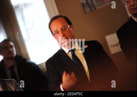 Le candidat du Parti socialiste (PS) de l'opposition française à l'élection présidentielle de 2012 François Hollande se rend à Coopaname, une coopérative d'activités et d'emplois à Paris, en France, le 2 mars 2012. Photo de Mousse/ABACAPRESS.COM Banque D'Images