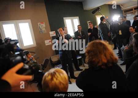 Le candidat du Parti socialiste (PS) de l'opposition française à l'élection présidentielle de 2012 François Hollande se rend à Coopaname, une coopérative d'activités et d'emplois à Paris, en France, le 2 mars 2012. Photo de Mousse/ABACAPRESS.COM Banque D'Images