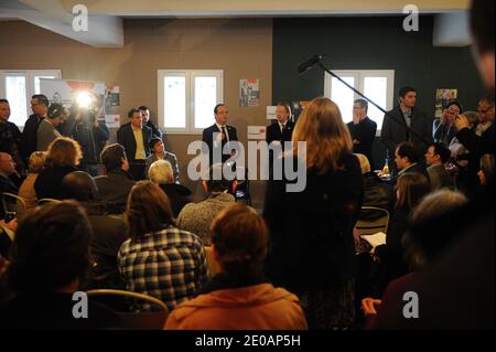 Le candidat du Parti socialiste (PS) de l'opposition française à l'élection présidentielle de 2012 François Hollande se rend à Coopaname, une coopérative d'activités et d'emplois à Paris, en France, le 2 mars 2012. Photo de Mousse/ABACAPRESS.COM Banque D'Images