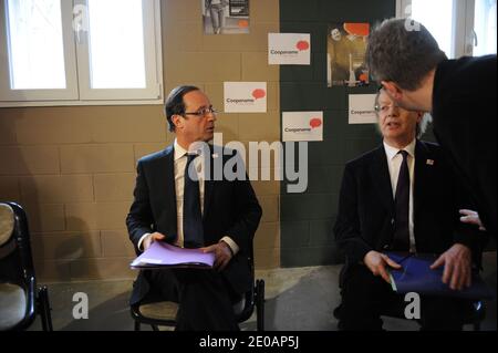 Le candidat du Parti socialiste (PS) de l'opposition française à l'élection présidentielle de 2012 François Hollande se rend à Coopaname, une coopérative d'activités et d'emplois à Paris, en France, le 2 mars 2012. Photo de Mousse/ABACAPRESS.COM Banque D'Images