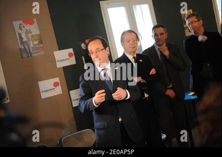 Le candidat du Parti socialiste (PS) de l'opposition française à l'élection présidentielle de 2012 François Hollande se rend à Coopaname, une coopérative d'activités et d'emplois à Paris, en France, le 2 mars 2012. Photo de Mousse/ABACAPRESS.COM Banque D'Images