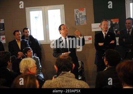 Le candidat du Parti socialiste (PS) de l'opposition française à l'élection présidentielle de 2012 François Hollande se rend à Coopaname, une coopérative d'activités et d'emplois à Paris, en France, le 2 mars 2012. Photo de Mousse/ABACAPRESS.COM Banque D'Images