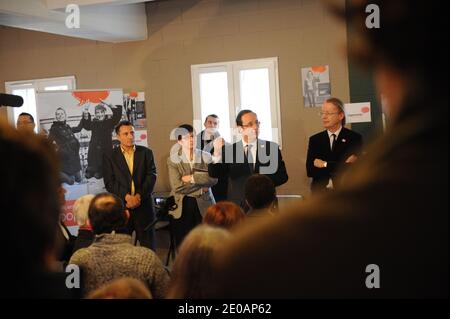 Le candidat du Parti socialiste (PS) de l'opposition française à l'élection présidentielle de 2012 François Hollande se rend à Coopaname, une coopérative d'activités et d'emplois à Paris, en France, le 2 mars 2012. Photo de Mousse/ABACAPRESS.COM Banque D'Images