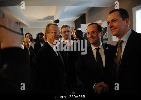 Le candidat du Parti socialiste (PS) de l'opposition française à l'élection présidentielle de 2012 François Hollande se rend à Coopaname, une coopérative d'activités et d'emplois à Paris, en France, le 2 mars 2012. Photo de Mousse/ABACAPRESS.COM Banque D'Images