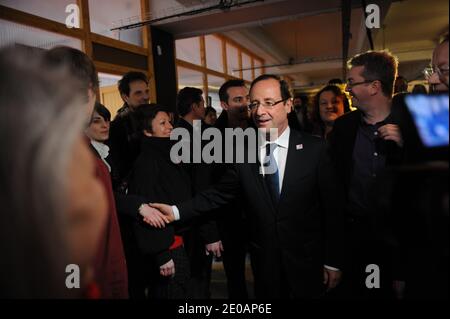 Le candidat du Parti socialiste (PS) de l'opposition française à l'élection présidentielle de 2012 François Hollande se rend à Coopaname, une coopérative d'activités et d'emplois à Paris, en France, le 2 mars 2012. Photo de Mousse/ABACAPRESS.COM Banque D'Images