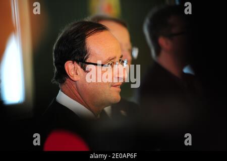 Le candidat du Parti socialiste (PS) de l'opposition française à l'élection présidentielle de 2012 François Hollande se rend à Coopaname, une coopérative d'activités et d'emplois à Paris, en France, le 2 mars 2012. Photo de Mousse/ABACAPRESS.COM Banque D'Images