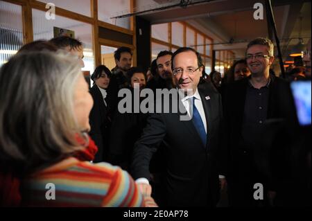 Le candidat du Parti socialiste (PS) de l'opposition française à l'élection présidentielle de 2012 François Hollande se rend à Coopaname, une coopérative d'activités et d'emplois à Paris, en France, le 2 mars 2012. Photo de Mousse/ABACAPRESS.COM Banque D'Images