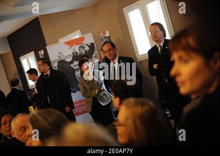 Le candidat du Parti socialiste (PS) de l'opposition française à l'élection présidentielle de 2012 François Hollande se rend à Coopaname, une coopérative d'activités et d'emplois à Paris, en France, le 2 mars 2012. Photo de Mousse/ABACAPRESS.COM Banque D'Images