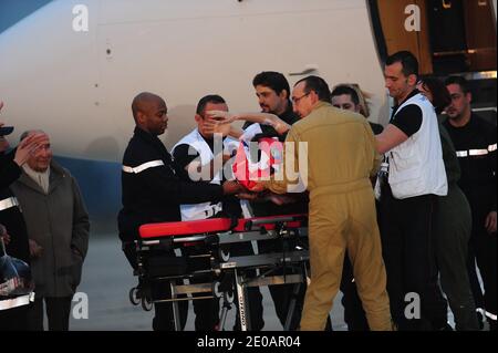 Le journaliste français Edith Bouvier est photographié sur le tarmac de l'aéroport militaire de Villacoubay devant Paris le 2 mars 2012, après l'atterrissage d'un avion transportant les journalistes français Edith Bouvier et William Daniels. Edith Bouvier, 31 ans, et William Daniels, 34 ans, se sont enfuis au Liban après avoir été piégé pendant des jours dans la ville syrienne éclair de Homs. Le journaliste du Figaro Bouvier a de multiples fractures suite à une attaque à la roquette du 22 février sur un centre médiatique rebelle de fortune à Baba AMR à Homs, dans lequel le journaliste vétéran des États-Unis Marie Colvin et le photographe français Remi Ochlik ont été tués. Banque D'Images