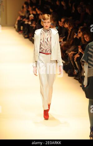 Un modèle présente une création des designers Mark Eley et Wakako Kishimoto pour le salon de la collection Cacharel automne-hiver 2012-2013 prêt-à-porter qui s'est tenu au Grand Palais, à Paris, en France, le 3 mars 2012. Photo de Nicolas Briquet/ABACAPRESS.COM Banque D'Images