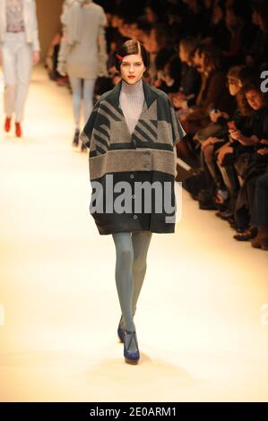 Un modèle présente une création des designers Mark Eley et Wakako Kishimoto pour le salon de la collection Cacharel automne-hiver 2012-2013 prêt-à-porter qui s'est tenu au Grand Palais, à Paris, en France, le 3 mars 2012. Photo de Nicolas Briquet/ABACAPRESS.COM Banque D'Images