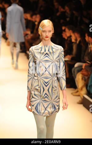 Un modèle présente une création des designers Mark Eley et Wakako Kishimoto pour le salon de la collection Cacharel automne-hiver 2012-2013 prêt-à-porter qui s'est tenu au Grand Palais, à Paris, en France, le 3 mars 2012. Photo de Nicolas Briquet/ABACAPRESS.COM Banque D'Images