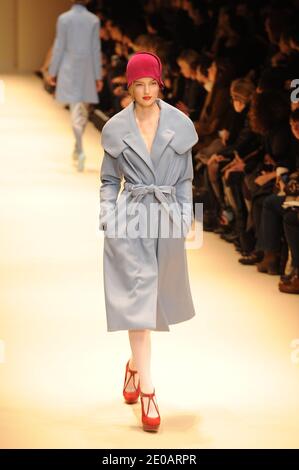 Un modèle présente une création des designers Mark Eley et Wakako Kishimoto pour le salon de la collection Cacharel automne-hiver 2012-2013 prêt-à-porter qui s'est tenu au Grand Palais, à Paris, en France, le 3 mars 2012. Photo de Nicolas Briquet/ABACAPRESS.COM Banque D'Images