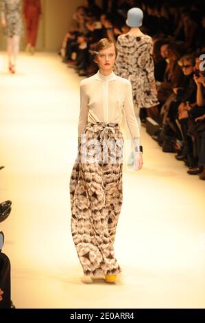 Un modèle présente une création des designers Mark Eley et Wakako Kishimoto pour le salon de la collection Cacharel automne-hiver 2012-2013 prêt-à-porter qui s'est tenu au Grand Palais, à Paris, en France, le 3 mars 2012. Photo de Nicolas Briquet/ABACAPRESS.COM Banque D'Images