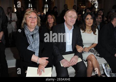 Maryvonne Pinault, François-Henri Pinault et sa femme Salma Hayek ont assisté au salon de la collection prêt-à-porter de Stella McCartney, automne-hiver 2012-2013, qui s'est tenu à l'hôtel de ville de Paris à Paris, en France, le 5 mars 2012. Photo de Nicolas Briquet/ABACAPRESS.COM Banque D'Images