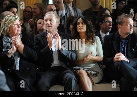 Maryvonne Pinault, François-Henri Pinault et sa femme Salma Hayek ont assisté au salon de la collection prêt-à-porter de Stella McCartney, automne-hiver 2012-2013, qui s'est tenu à l'hôtel de ville de Paris à Paris, en France, le 5 mars 2012. Photo de Nicolas Briquet/ABACAPRESS.COM Banque D'Images