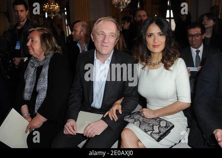 Maryvonne Pinault, François-Henri Pinault et sa femme Salma Hayek ont assisté au salon de la collection prêt-à-porter de Stella McCartney, automne-hiver 2012-2013, qui s'est tenu à l'hôtel de ville de Paris à Paris, en France, le 5 mars 2012. Photo de Nicolas Briquet/ABACAPRESS.COM Banque D'Images