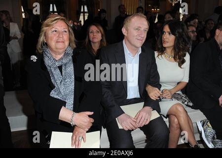 Maryvonne Pinault, François-Henri Pinault et sa femme Salma Hayek ont assisté au salon de la collection prêt-à-porter de Stella McCartney, automne-hiver 2012-2013, qui s'est tenu à l'hôtel de ville de Paris à Paris, en France, le 5 mars 2012. Photo de Nicolas Briquet/ABACAPRESS.COM Banque D'Images