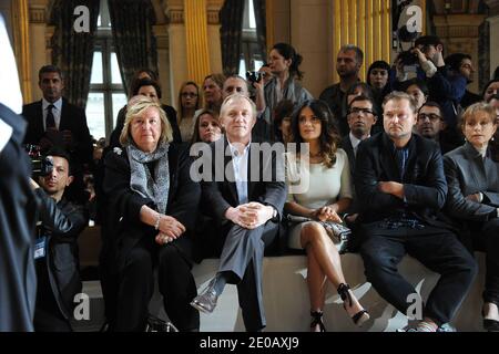 Maryvonne Pinault, François-Henri Pinault et sa femme Salma Hayek ont assisté au salon de la collection prêt-à-porter de Stella McCartney, automne-hiver 2012-2013, qui s'est tenu à l'hôtel de ville de Paris à Paris, en France, le 5 mars 2012. Photo de Nicolas Briquet/ABACAPRESS.COM Banque D'Images