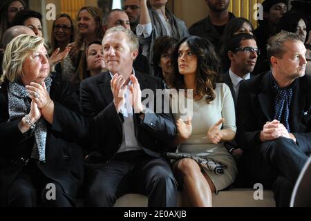 Maryvonne Pinault, François-Henri Pinault et sa femme Salma Hayek ont assisté au salon de la collection prêt-à-porter de Stella McCartney, automne-hiver 2012-2013, qui s'est tenu à l'hôtel de ville de Paris à Paris, en France, le 5 mars 2012. Photo de Nicolas Briquet/ABACAPRESS.COM Banque D'Images