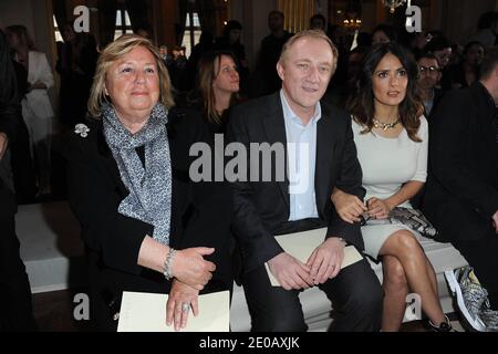 Maryvonne Pinault, François-Henri Pinault et sa femme Salma Hayek ont assisté au salon de la collection prêt-à-porter de Stella McCartney, automne-hiver 2012-2013, qui s'est tenu à l'hôtel de ville de Paris à Paris, en France, le 5 mars 2012. Photo de Nicolas Briquet/ABACAPRESS.COM Banque D'Images