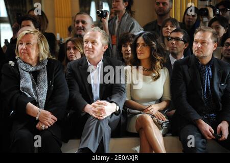 Maryvonne Pinault, François-Henri Pinault et sa femme Salma Hayek ont assisté au salon de la collection prêt-à-porter de Stella McCartney, automne-hiver 2012-2013, qui s'est tenu à l'hôtel de ville de Paris à Paris, en France, le 5 mars 2012. Photo de Nicolas Briquet/ABACAPRESS.COM Banque D'Images