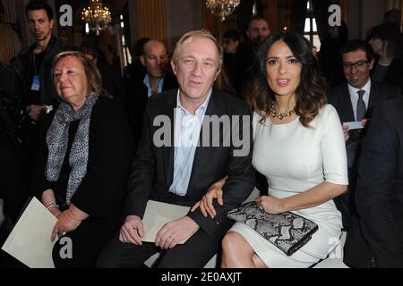 Maryvonne Pinault, François-Henri Pinault et sa femme Salma Hayek ont assisté au salon de la collection prêt-à-porter de Stella McCartney, automne-hiver 2012-2013, qui s'est tenu à l'hôtel de ville de Paris à Paris, en France, le 5 mars 2012. Photo de Nicolas Briquet/ABACAPRESS.COM Banque D'Images