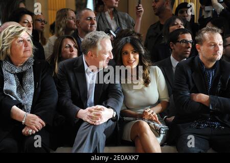 Maryvonne Pinault, François-Henri Pinault et sa femme Salma Hayek ont assisté au salon de la collection prêt-à-porter de Stella McCartney, automne-hiver 2012-2013, qui s'est tenu à l'hôtel de ville de Paris à Paris, en France, le 5 mars 2012. Photo de Nicolas Briquet/ABACAPRESS.COM Banque D'Images