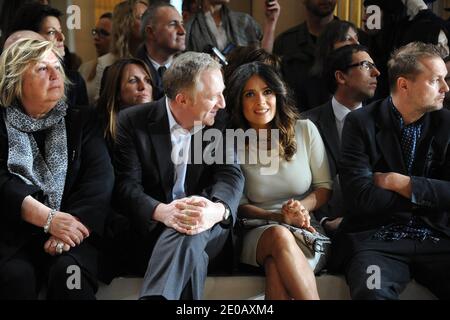 Maryvonne Pinault, François-Henri Pinault et sa femme Salma Hayek ont assisté au salon de la collection prêt-à-porter de Stella McCartney, automne-hiver 2012-2013, qui s'est tenu à l'hôtel de ville de Paris à Paris, en France, le 5 mars 2012. Photo de Nicolas Briquet/ABACAPRESS.COM Banque D'Images