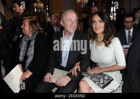 Maryvonne Pinault, François-Henri Pinault et sa femme Salma Hayek ont assisté au salon de la collection prêt-à-porter de Stella McCartney, automne-hiver 2012-2013, qui s'est tenu à l'hôtel de ville de Paris à Paris, en France, le 5 mars 2012. Photo de Nicolas Briquet/ABACAPRESS.COM Banque D'Images