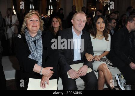 Maryvonne Pinault, François-Henri Pinault et sa femme Salma Hayek ont assisté au salon de la collection prêt-à-porter de Stella McCartney, automne-hiver 2012-2013, qui s'est tenu à l'hôtel de ville de Paris à Paris, en France, le 5 mars 2012. Photo de Nicolas Briquet/ABACAPRESS.COM Banque D'Images
