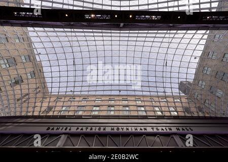 Vue sur le puits de lumière de verre lors d'une cérémonie de découpe de ruban à laquelle participait New York Gov. Andrew Cuomo au Daniel Patrick Moynihan train Hall, à New York, NY, le 20 décembre 2020. En raison de son ouverture le 1er janvier 2021, le projet de 1.6 milliards de dollars transforme l'intérieur du bureau de poste James A. Farley en une station de 225,000 pieds carrés, remplaçant Penn Station située sous Madison Square Garden, de l'autre côté de la rue; Nommée d'après le sénateur américain Daniel Patrick Moynihan (décédé en 2003), la nouvelle station offre des plafonds de 92 mètres de hauteur évoquant la grandeur de l'ancien Penn Banque D'Images