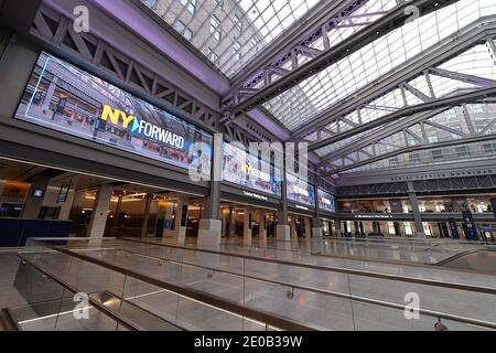 Vue sur l'intérieur et la lucarne de verre après une cérémonie de découpe de ruban à laquelle participait New York Gov. Andrew Cuomo au Daniel Patrick Moynihan train Hall, à New York, NY, le 20 décembre 2020. En raison de son ouverture le 1er janvier 2021, le projet de 1.6 milliards de dollars transforme l'intérieur du bureau de poste James A. Farley en une station de 225,000 pieds carrés, remplaçant Penn Station située sous Madison Square Garden, de l'autre côté de la rue; Nommée d'après le sénateur américain Daniel Patrick Moynihan (décédé en 2003), la nouvelle station offre des plafonds de 92 mètres de hauteur évoquant la grandeur du Banque D'Images