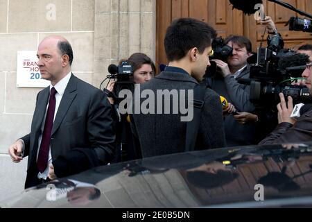 Directeur de campagne du candidat à la présidence du Parti socialiste (PS), Pierre Moscovici quitte le siège de la campagne, à Paris, en France, le 12 mars 2012. Photo de Stephane Lemouton/ABACAPRESS.COM. Banque D'Images