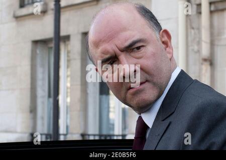 Directeur de campagne du candidat à la présidence du Parti socialiste (PS), Pierre Moscovici quitte le siège de la campagne, à Paris, en France, le 12 mars 2012. Photo de Stephane Lemouton/ABACAPRESS.COM. Banque D'Images