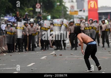 Des étudiants indonésiens ont crié des slogans aux policiers indonésiens lors d'une manifestation contre le plan du gouvernement visant à augmenter les prix du carburant subventionné à Jakarta, Indonésie, le 12 mars 2012. Des rapports indiquent que le gouvernement indonésien prévoit d'augmenter le prix du carburant subventionné en avril afin de réduire les coûts de subvention du carburant dans le budget de l'État en fonction de la situation économique du pays et de la hausse des prix mondiaux du pétrole. Photo de Nurcholi/ABACAPRESS.COM Banque D'Images