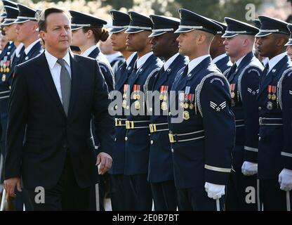 Le Premier ministre britannique David Cameron inspecte les troupes lors d'une cérémonie d'arrivée officielle à la pelouse sud de la Maison Blanche à Washington, DC, USA, le 14 mars 2012. Cameron est en visite de trois jours aux États-Unis et il devrait avoir des discussions avec Obama sur la situation en Afghanistan, en Syrie et en Iran. Photo de Mark Wilson/Pool/ABACAPRESS.COM Banque D'Images