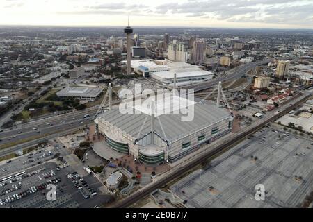 Une vue aérienne de l'Alamodome avec la Tour des Amériques et la ligne d'horizon du centre-ville en toile de fond, le mardi 29 décembre 2020, à San Antonio, Texas. Banque D'Images