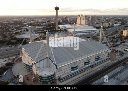 Une vue aérienne de l'Alamodome avec la Tour des Amériques et la ligne d'horizon du centre-ville en toile de fond, le mardi 29 décembre 2020, à San Antonio, Texas. Banque D'Images