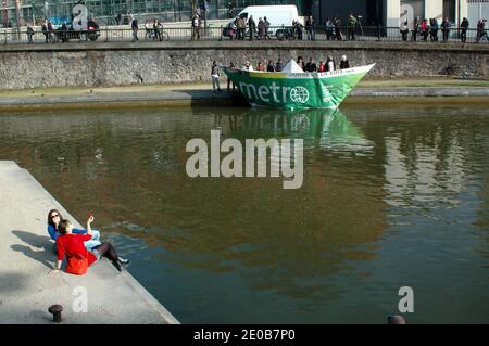 Un bateau à papier de 9 mètres sur le Canal Saint-Martin à Paris, en France, le 14 mars 2012, pour le lancement de la nouvelle version du journal Metro. Photo d'Alain Apaydin/ABACAPRESS.COM Banque D'Images