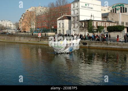 Un bateau à papier de 9 mètres sur le Canal Saint-Martin à Paris, en France, le 14 mars 2012, pour le lancement de la nouvelle version du journal Metro. Photo d'Alain Apaydin/ABACAPRESS.COM Banque D'Images