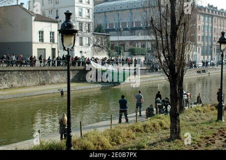 Un bateau à papier de 9 mètres sur le Canal Saint-Martin à Paris, en France, le 14 mars 2012, pour le lancement de la nouvelle version du journal Metro. Photo d'Alain Apaydin/ABACAPRESS.COM Banque D'Images