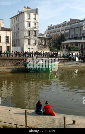 Un bateau à papier de 9 mètres sur le Canal Saint-Martin à Paris, en France, le 14 mars 2012, pour le lancement de la nouvelle version du journal Metro. Photo d'Alain Apaydin/ABACAPRESS.COM Banque D'Images