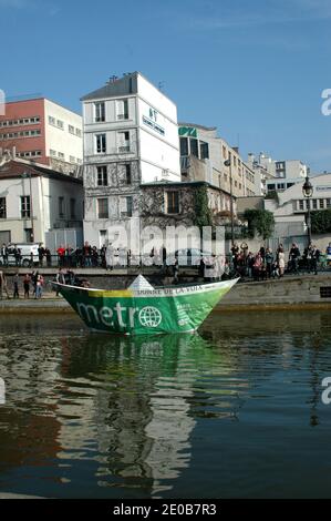 Un bateau à papier de 9 mètres sur le Canal Saint-Martin à Paris, en France, le 14 mars 2012, pour le lancement de la nouvelle version du journal Metro. Photo d'Alain Apaydin/ABACAPRESS.COM Banque D'Images